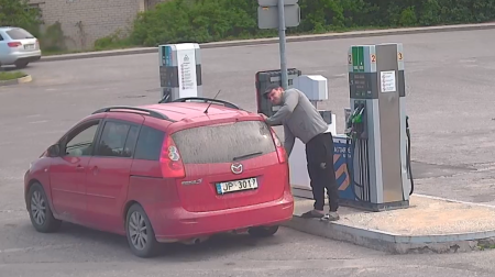  Aknīstē vīrietis apzog degvielas uzpildes staciju