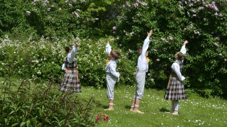 Jēkabpils novadā aizvadīta dziesmu un deju svētku aktivitāte “Savīšanās ceļš”