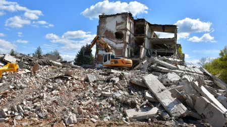 Demontē graustu Madonas ielā 27B