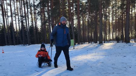 Ģimeņu sportiskajā izaicinājumā ziemas priekus bauda 10 komandas