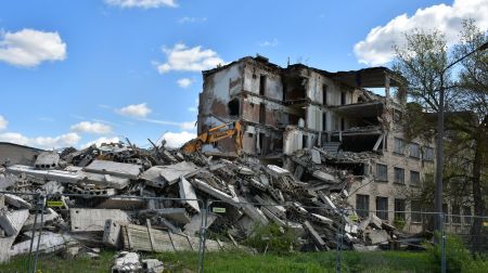 Jēkabpilī demontē daudzdzīvokļu mājas graustu Madonas ielā