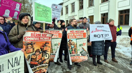 Pikets pret skolu reformu Jēkabpils novadā