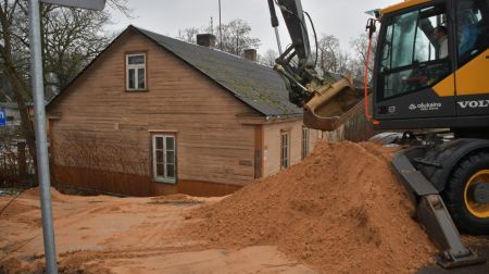 Daugavas aizsargdambim radušās sūces, tiek veikta dambja stiprināšana
