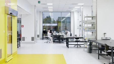 “Light Guide Optics International” iegūst prestižo “Red Dot Design Award” dizaina balvu