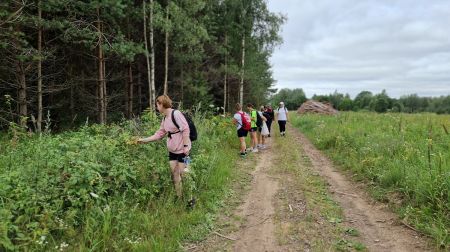 11 sievietes dodas 29 kilometru garā pārgājienā