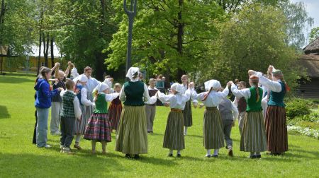 Jēkabpils novadā aizvadīta dziesmu un deju svētku aktivitāte “Savīšanās ceļš”
