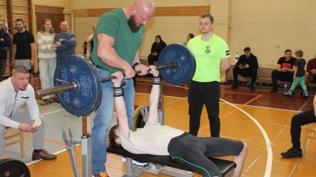 Jēkabpilī norisinās iesācēju kauss svaru stieņa spiešanā guļus
