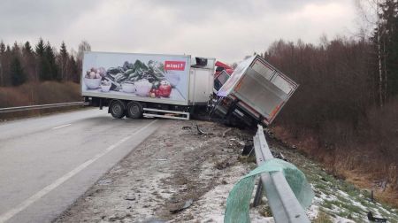 Aizkraukles novadā saduras divi kravas transportlīdzekļi