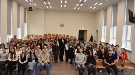 Jēkabpils 2. vidusskolā viesojas Roberts Zīle