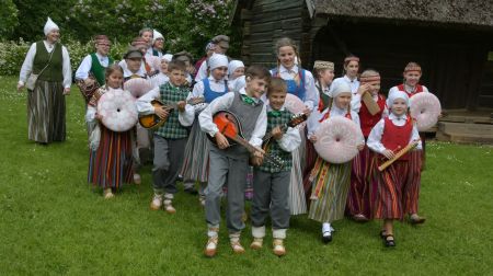 Jēkabpils novadā aizvadīta dziesmu un deju svētku aktivitāte “Savīšanās ceļš”