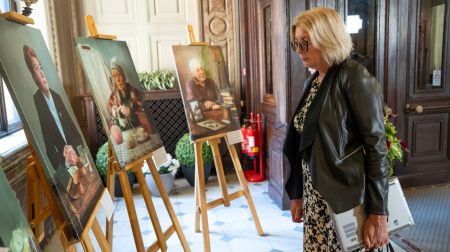 Saeimā atklāta Jēkabpils Vēstures muzeja izstāde “Mēs atgriezāmies”