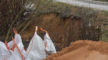 Daugavas aizsargdambim radušās sūces, tiek veikta dambja stiprināšana