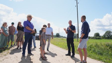 Prezidents apmeklē lietus skartās zemnieku saimniecības, arī 