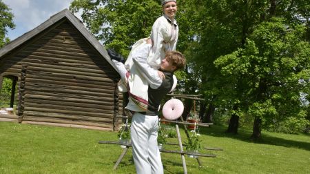 Jēkabpils novadā aizvadīta dziesmu un deju svētku aktivitāte “Savīšanās ceļš”