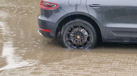 Jēkabpilī applūst ielas un stāvlaukumi