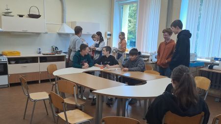Aknīstes skolēni izzina dažādas profesijas