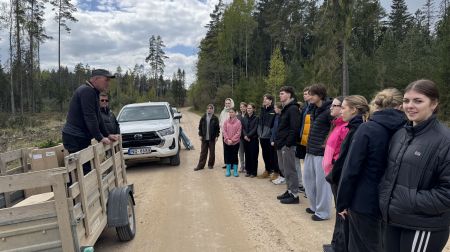 Jēkabpils skolēni Kūku pagastā stāda mežu 