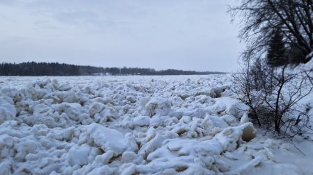 Pļaviņās kopš piektdienas ūdens līmenis krities par aptuveni metru
