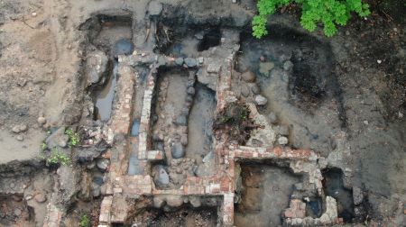 Studenti pēta Zasas muižas pagātni: atrasti krāsns podiņi un flīzes 