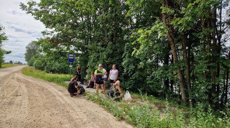 11 sievietes dodas 29 kilometru garā pārgājienā