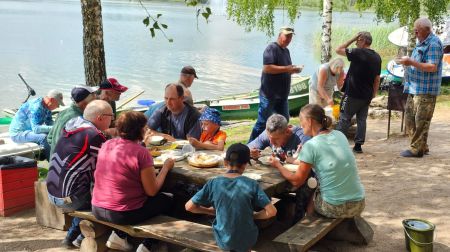 Radžu ūdenskrātuves makšķerēšanas sacensībās lielāko lomu gūst sieviete 