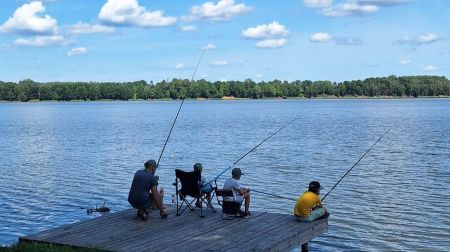 Bērni un jaunieši Baļotes ezerā apguva makšķerēšanas pamatus