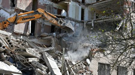 Jēkabpilī demontē daudzdzīvokļu mājas graustu Madonas ielā