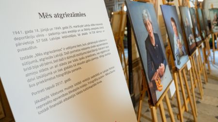 Saeimā atklāta Jēkabpils Vēstures muzeja izstāde “Mēs atgriezāmies”