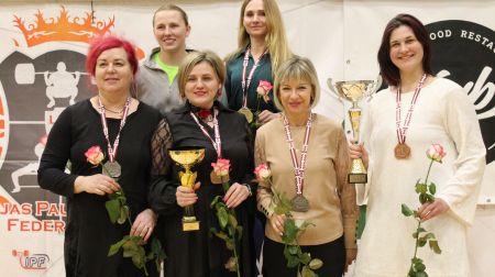 Jēkabpils sportistes uzvar Latvijas čempionātā spiešanā guļus