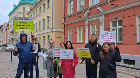 Cistiskās fibrozes pacientu vecāki pulcējas pie Saeimas