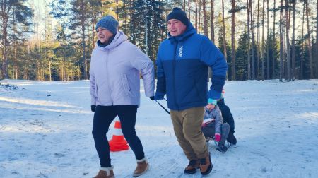 Ģimeņu sportiskajā izaicinājumā ziemas priekus bauda 10 komandas