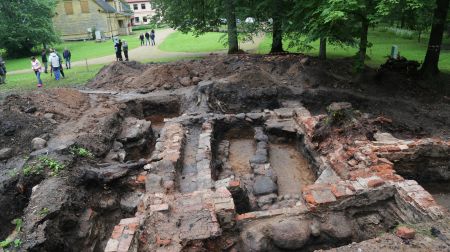 Studenti pēta Zasas muižas pagātni: atrasti krāsns podiņi un flīzes
