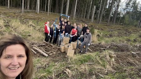 Jēkabpils skolēni Kūku pagastā stāda mežu 