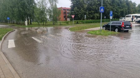 Jēkabpilī applūst ielas un stāvlaukumi