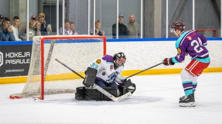 “Roks & hokejs” pulcē gan jaunos hokejistus, gan Latvijas izlases leģendas