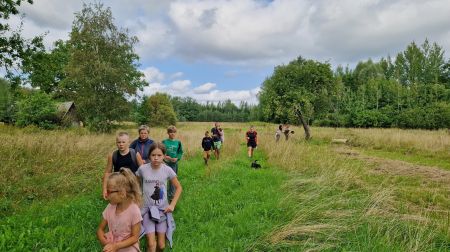 Pēdējā pārgājienā ģimenēm sērijā “Pēdas savā novadā” piedalās 19 dalībnieki