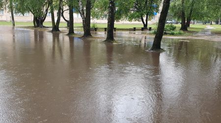 Jēkabpilī applūst ielas un stāvlaukumi