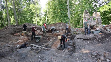 Studenti pēta Zasas muižas pagātni: atrasti krāsns podiņi un flīzes