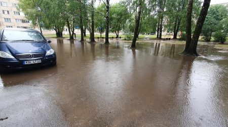 Jēkabpilī applūst ielas un stāvlaukumi
