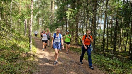 11 sievietes dodas 29 kilometru garā pārgājienā