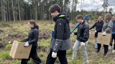 Jēkabpils skolēni Kūku pagastā stāda mežu 