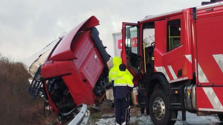 Aizkraukles novadā saduras divi kravas transportlīdzekļi