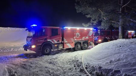 Pļaviņu ielā nodeg trīs garāžas