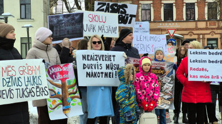 Pikets pret skolu reformu Jēkabpils novadā