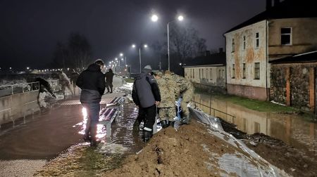  Jēkabpils atbildīgie dienesti sadarbībā ar uzņēmējiem stiprina Daugavas aizsargdambi.