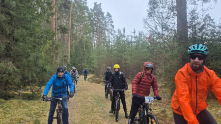 Jēkabpilieši Lieldienu velobraucienā pārvar izaicinājumus