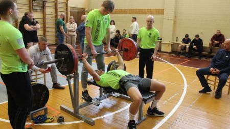 Jēkabpilī norisinās iesācēju kauss svaru stieņa spiešanā guļus