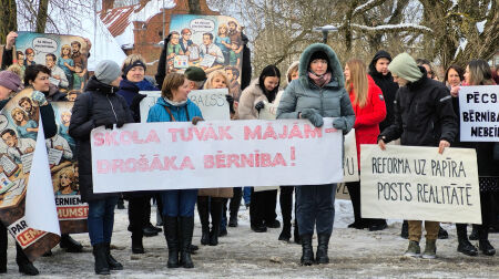 Jēkabpils novadā piketē pret skolu slēgšanu – domes sēdē reforma atbalstīta