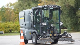 “Kärcher” Jēkabpilī demonstrē komunālās mašīnas pilsētvides uzlabošanai