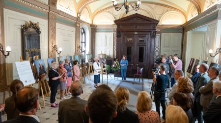 Saeimā atklāta Jēkabpils Vēstures muzeja izstāde “Mēs atgriezāmies”